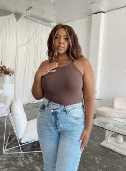 Lindsey Bodysuit Brown Curve -Polly Clothing Shop 1 modelinfo Paris us14 e9a7c839 1c46 4cbf 8601 51dce48d9ae1