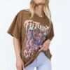 Future Classic Oversized Tee Brown -Polly Clothing Shop 1 modelinfo chloe us2 e1cb6f63 5c0d 4917 b883 8dff6c2b052f