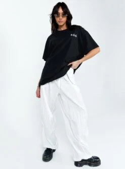 444 Oversize Tee Black -Polly Clothing Shop 2 modelinfo Josephine us2 040348f2 d51c 4e7d ada4 a63a40923138