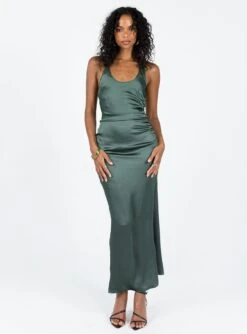 Kodiak Halter Maxi Dress Green -Polly Clothing Shop 2 modelinfo Kristen us2 9859845e bca3 42f3 8a35 ab67353963c1