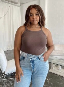 Lindsey Bodysuit Brown Curve -Polly Clothing Shop 2 modelinfo Paris us14 9f3a84c3 de4c 46b7 a851 6f837fb700fa