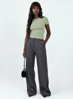 Lowell Top Green -Polly Clothing Shop 2 modelinfo cynthia us4 159fe5b5 9e0d 4302 88ab ab8cda113f64