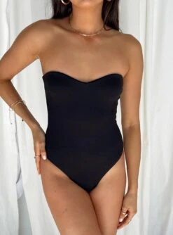 Aston Strapless Bodysuit Black 9 Aston Strapless Bodysuit Black -Polly Clothing Shop 2 modelinfo paris us2 81466b81 9ae2 448a 98a3 5d06e851080e