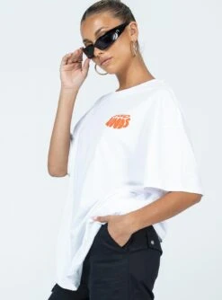 Noods Oversized Tee White -Polly Clothing Shop 3 modelinfo Alexis us2 77b2dc9b e358 48d0 971c ef42ea3a3940