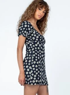 Motel Sasi Mini Dress Grunge Daisy Black -Polly Clothing Shop 3 modelinfo Alyssa us4 46b9deab 1bed 4ddf 9845 e098879fd810