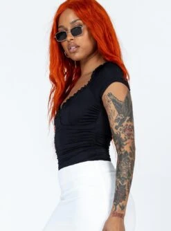 Princess Polly Annie Bodysuit Black -Polly Clothing Shop 3 modelinfo Chlo us4 b607760b 0cfa 4eab 99c3 0f75edb082b4