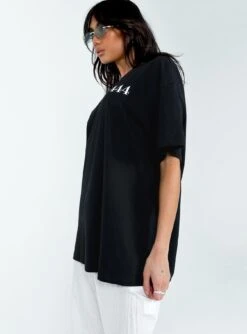 444 Oversize Tee Black -Polly Clothing Shop 3 modelinfo Josephine us2 577bc700 2e36 4b3c a3ff c5fa7eb851a9
