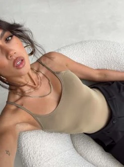 Geary Bodysuit Beige -Polly Clothing Shop 3 modelinfo Josephine us2 7dbb0d21 091b 42aa bee6 9a04ea23ce63