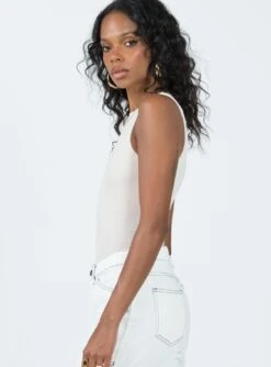 Fischer Bodysuit Bone -Polly Clothing Shop 3 modelinfo Kristen us2 27dc2495 cb8d 40e8 98ab 99291dc3c3da