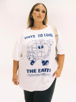 Organic Love The Earth Oversized Tee White Curve -Polly Clothing Shop 3 modelinfo Riley us14 c9494226 ce4e 445a a006 8f61e4cb7ea4