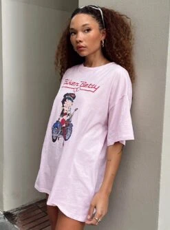 Princess Polly Betty Boop Oversized Biker Tee Pink -Polly Clothing Shop 3 modelinfo ashley us2 57a16ef7 5373 40bb 9cee 223d738edc77