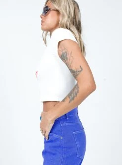 Princess Polly Runway Baby Tee White 10 Princess Polly Runway Baby Tee White -Polly Clothing Shop 3 modelinfo cathlin us2 5d711240 4b04 4582 8223 7aab4c8ef21d