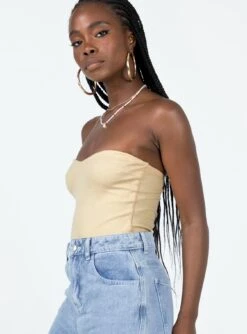 Aston Strapless Bodysuit Cream -Polly Clothing Shop 3 modelinfo cynthia us4 8d0ec5d4 803f 4d46 ab05 a3cf4f9d701d