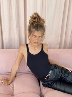 Lindsey Bodysuit Black -Polly Clothing Shop 3 modelinfo elise us2 01d8bc9d a939 40e1 bad3 ad19bbc08200