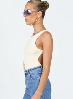 Organic Cotton Lelo Bodysuit Beige -Polly Clothing Shop 3 modelinfo kiana us2 511e490d bae7 40b0 9afd 08d4245086e1