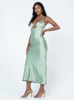 Danica Maxi Dress Green -Polly Clothing Shop 3 modelinfo yarelis us2 d7187080 6d60 44e7 b20d 32129ab0a623