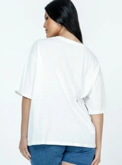 Princess Polly Nevada Graphic Tee White -Polly Clothing Shop 4 model info Alicia us8 6d9af159 2ee7 496c 846a 3e6e2814c603