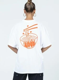 Noods Oversized Tee White -Polly Clothing Shop 4 modelinfo Alexis us2 7087fa82 6369 4c06 890f d1e946e093cb