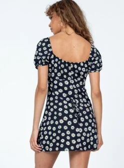 Motel Sasi Mini Dress Grunge Daisy Black -Polly Clothing Shop 4 modelinfo Alyssa us4 787f34c9 20be 4f5b b43c 890ad2320272