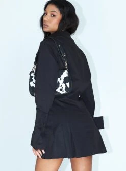 Cover Girl Mini Dress Black -Polly Clothing Shop 4 modelinfo Jasmin us4 8b311afc eacb 48f1 8c01 51353345b0d3