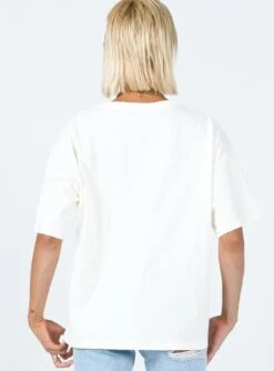Princess Polly Ride On Oversized Tee White -Polly Clothing Shop 4 modelinfo cassandra US2 65040fa3 2e6a 486c aa92 d114de555b1d