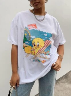 Looney Tunes Tweety Post Card Vacation Oversized Tee White -Polly Clothing Shop 5 modelinfo Sarah us6 07d9dcde b668 428b 91dd 81c8ec47ce46
