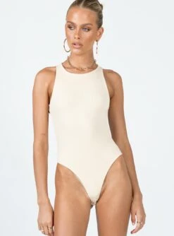 Organic Cotton Lelo Bodysuit Beige -Polly Clothing Shop 5 modelinfo kiana us2 c49a6d84 a8bd 4337 9b45 205e46ae853d