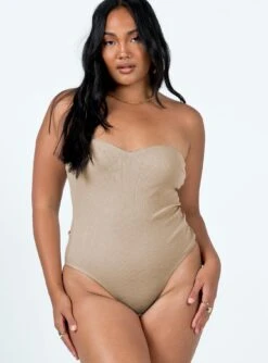 Aston Strapless Bodysuit Beige -Polly Clothing Shop 5 modelinfo rheanna us6 79f93083 ea40 4a65 bc2e 2cd40dc5272a