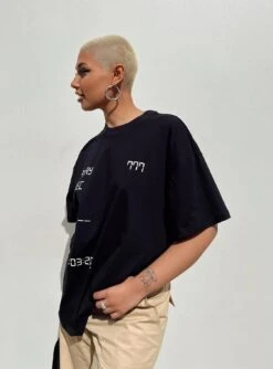 Recording Oversize Tee Black -Polly Clothing Shop 6 modelinfo Sarah us4 557c9700 9eaf 47e6 be72 6348c7204b4b