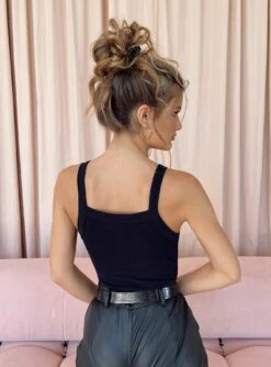 Lindsey Bodysuit Black -Polly Clothing Shop 6 modelinfo elise us2 5d000c6f c434 4431 b957 0fcbdc89248a