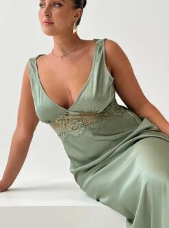 Princess Polly Madon Maxi Dress Sage -Polly Clothing Shop 7 modelinfo mikayla us8 0f61e6ed f189 4ee0 afdb 473fe4328929